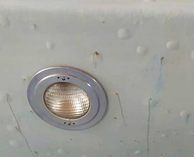 Черные подтёки и точки на композитном бассейне - что это и как устранить проблему?